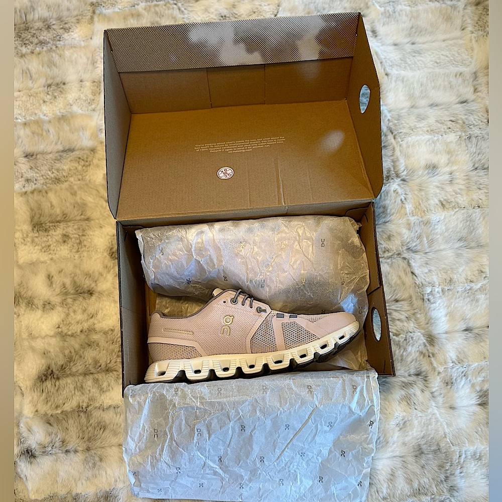 BNWT On Cloud Size 8.5 Women’s  Lily/Frost